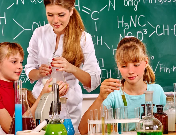 Дитина в хімічному класі . — стокове фото