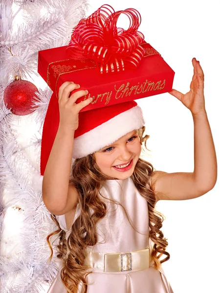 Niño en Santa sombrero sosteniendo caja de regalo en la cabeza . —  Fotos de Stock