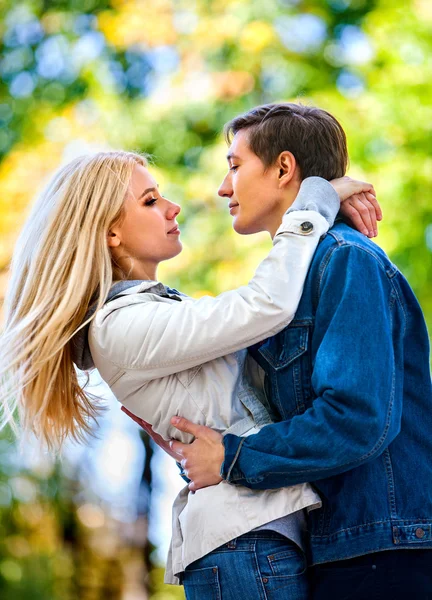 Pareja joven abrazándose y coqueteando en el parque . — Foto de Stock