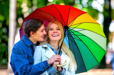 Seven çift şemsiyesi altında bir Tarih.