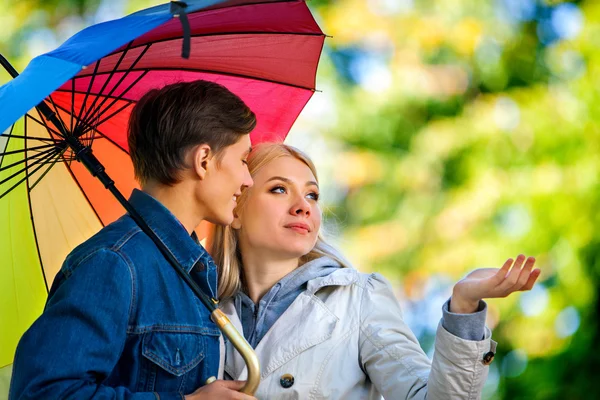 Coppia amorevole in un appuntamento sotto l'ombrello . — Foto Stock