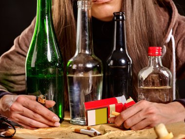 Alkol ve sigara sigara içme kız.
