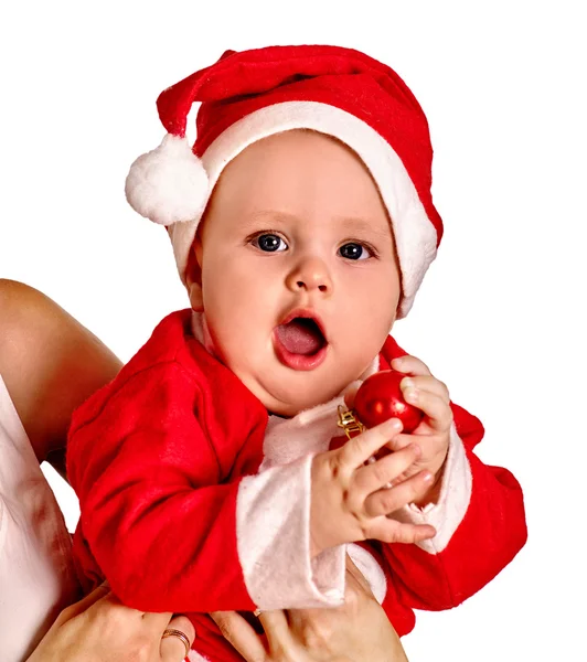 Roupa de menino para chapéus de Papai Noel segurando bola de Natal . — Fotografia de Stock