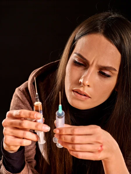 Young woman prepares to inject heroin — Stock Photo, Image