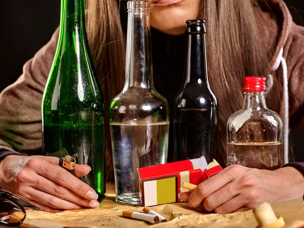 Chica bebiendo alcohol y fuma cigarrillos . — Foto de Stock