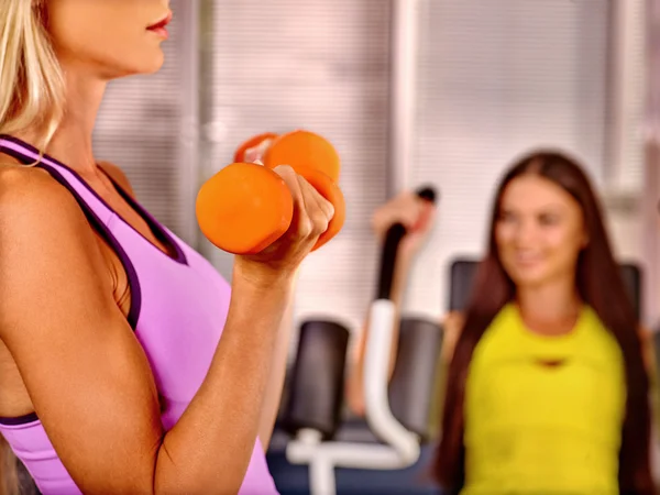 Meninas segurando halteres no ginásio esporte . — Fotografia de Stock