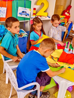 Anaokulunda fırça boyama ile Grup çocuklar .