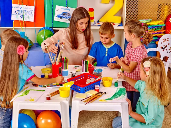 Grupo de niños con maestro en el jardín de infantes preescolar  . —  Fotos de Stock