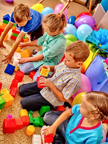 Groep kinderen spel blokken op de vloer . — Stockfoto