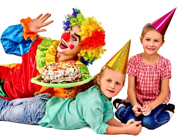 Clown che tiene la torta durante compleanno con bambini di gruppo . — Foto Stock