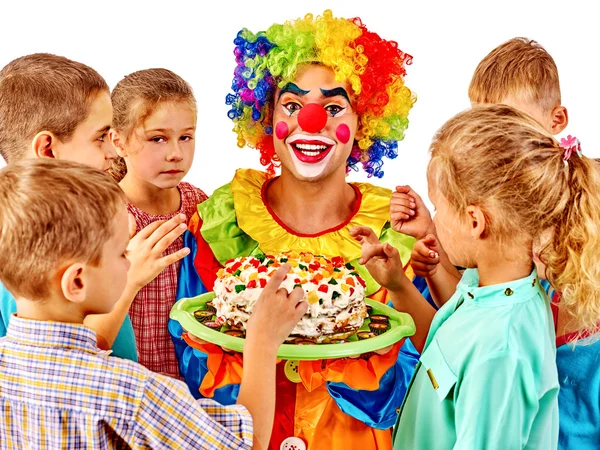 Clown che tiene la torta durante compleanno con bambini di gruppo . — Foto Stock