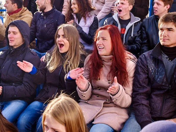 Aficionados al deporte sosteniendo bandera de campeón en tribunas . —  Fotos de Stock