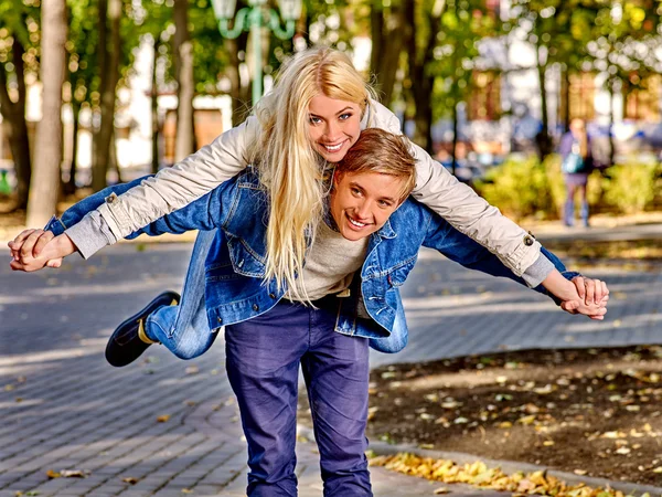 Coppia divertimento e abbracci nel parco autunnale   . — Foto Stock