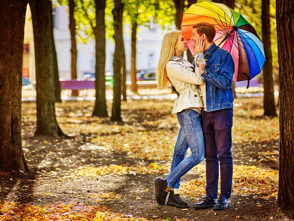 Amare coppia piena altezza su un appuntamento baciare sotto l'ombrello . — Foto Stock