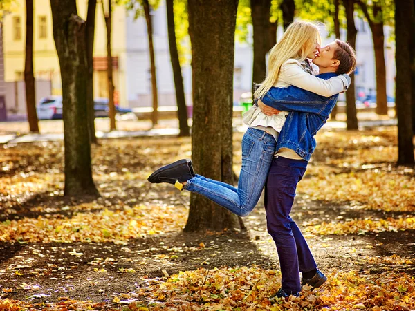 Liefdevol paar op een datum kussen onder paraplu. — Stockfoto