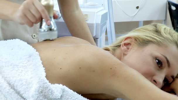 Přijímání elektrická masáž v salonu krásy dívka. — Stock video