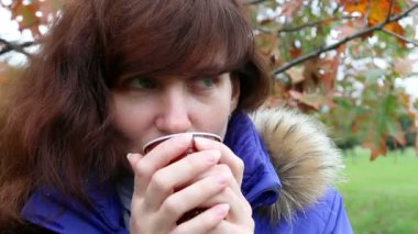 Kadın sonbahar Park kahve iç. Açık