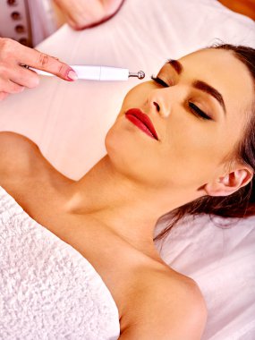 Girl receiving hydradermie procedure at beauty salon. clipart