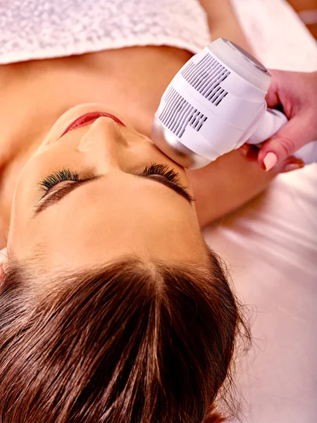 Mujer joven recibiendo masaje facial eléctrico . —  Fotos de Stock