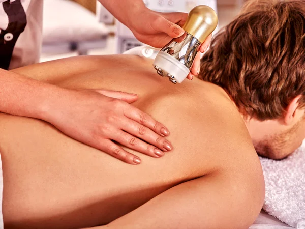 Homem recebendo massagem elétrica no salão de beleza . — Fotografia de Stock