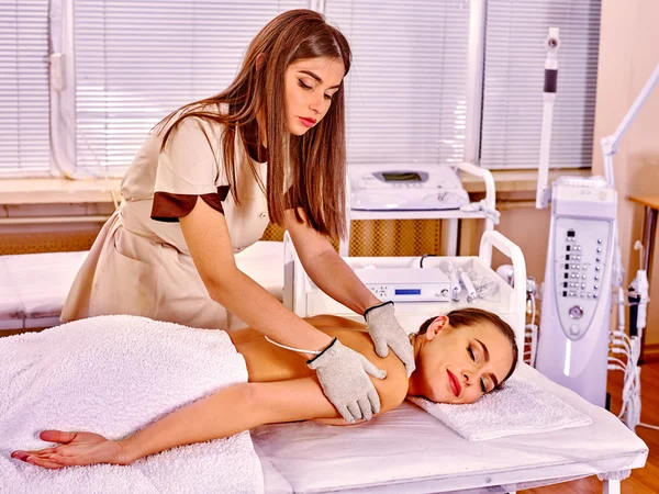 Donna che riceve il massaggio di guanti di elettricità a salone di bellezza . — Foto Stock