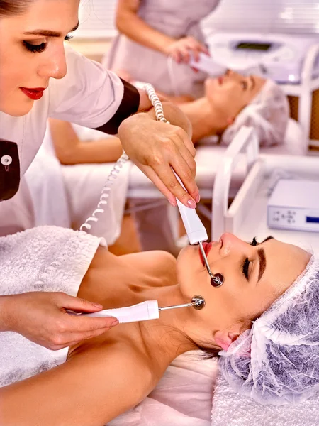 Groep vrouwen ontvangen elektrische hydradermie massage in de schoonheidssalon. — Stockfoto