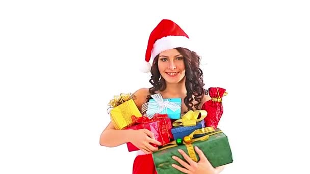 Mujer en Santa sombrero celebración apilar caja de regalo . — Vídeos de Stock