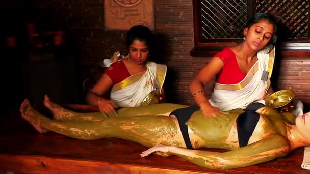 Ayurveda vücut spa masaj olan kadın. — Stok video