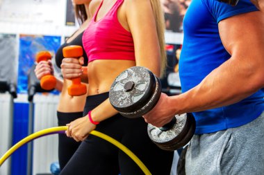 İnsanların dumbell ile çalışma grubu ve spor salonunda halka.
