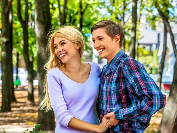 Junges Paar umarmt und flirtet im Park. — Stockfoto