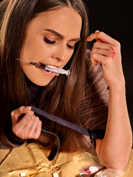 Mulher viciada em drogas com seringa . — Fotografia de Stock