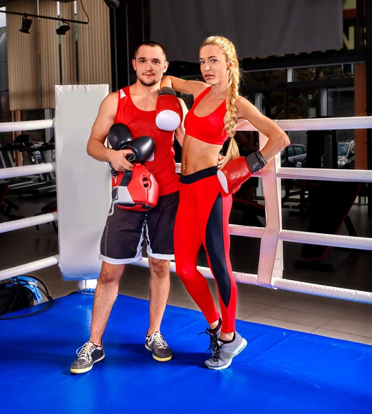 Ženské boxer v červené barvě s vaší mužské trenéra po cvičení. — Stock fotografie