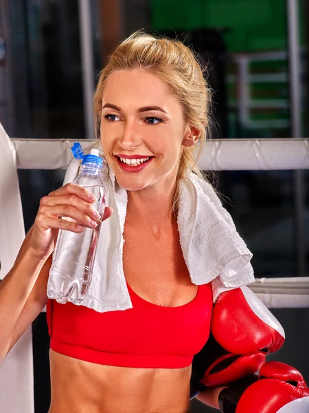 Mädchen boxt und trinkt Flaschenwasser. — Stockfoto