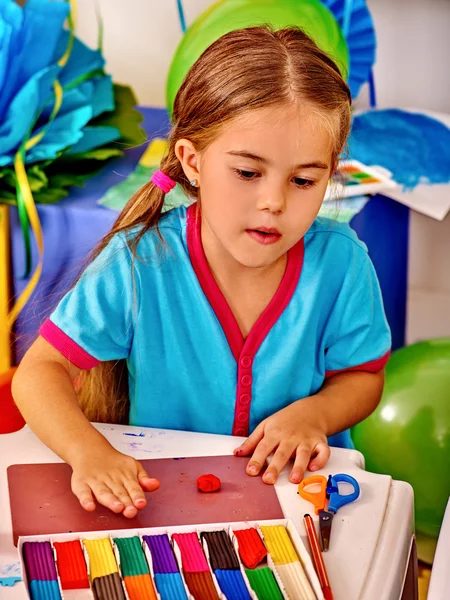 Knetmädchen auf Schreibtisch im Kindergarten . — Stockfoto