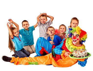 Grup mutlu çocuklar ile Doğum pasta tutan palyaço.