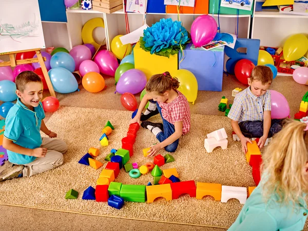 Gruppe Kinder Spielblöcke auf dem Teppichboden . — Stockfoto