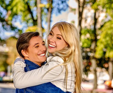 Yavaşça sarılma ve parkta flört genç Çift.