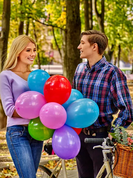 Couple with big basket of flowers in the park — Stock Photo, Image