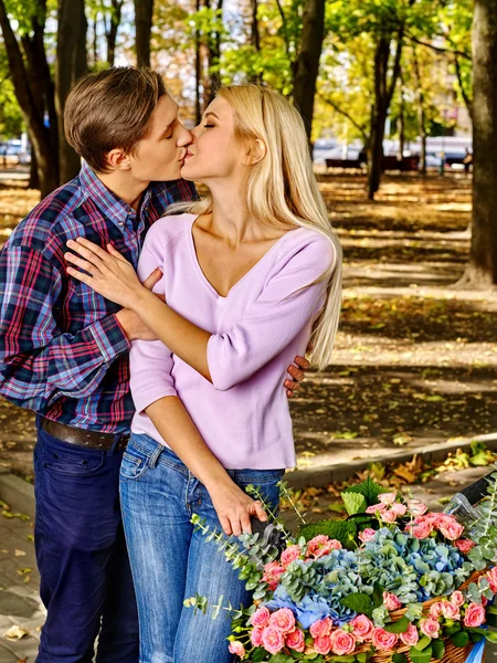 Pareja con gran cesta de flores en el parque — Foto de Stock