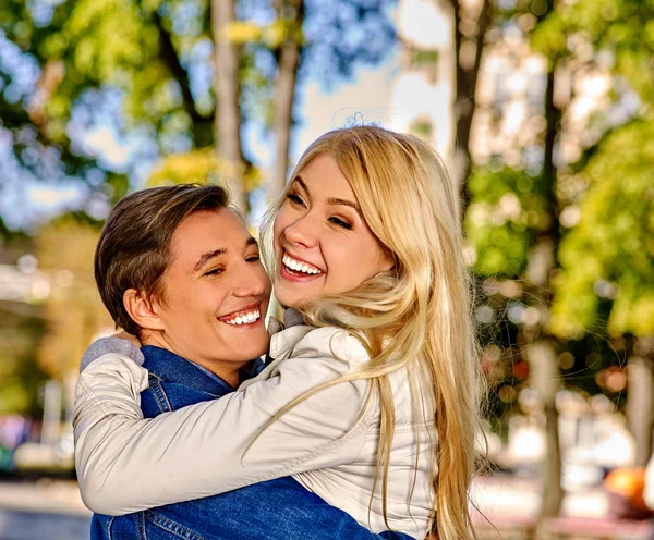 Pasangan muda dengan lembut memeluk dan menggoda di taman . — Stok Foto