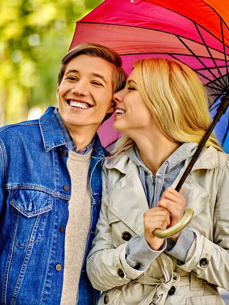 Feliz pareja amorosa en una cita bajo el paraguas . — Foto de Stock