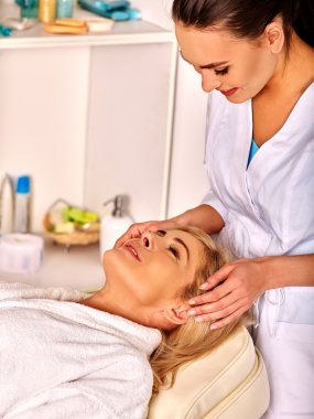 Eldery kadın güzellik uzmanı ile orta yaşlı.