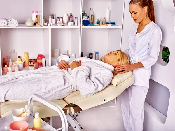 Kvinna medelålders liggande i spasalong med kosmetolog. — Stockfoto