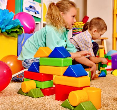 Grup çocuklar oyun blokları katta .