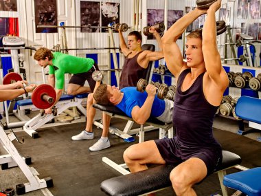 Grup cesedini spor salonunda çalışan adam.