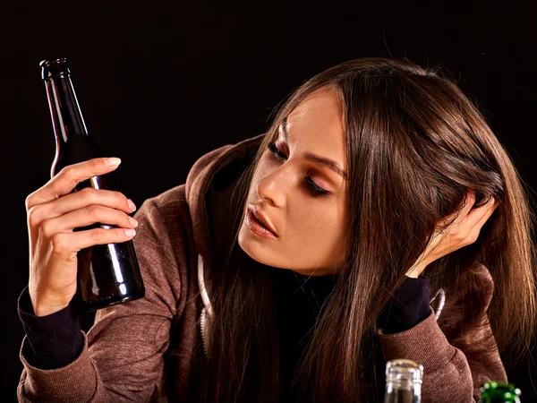 Chica borracha sosteniendo botella de vodka . — Foto de Stock