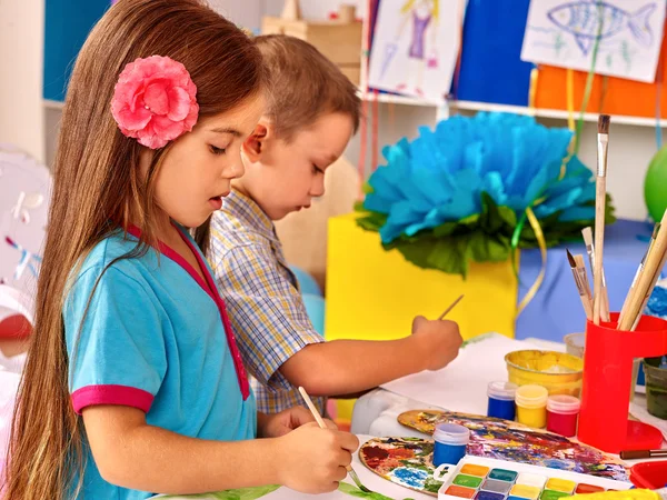 Gruppe kleines Mädchen mit Pinselmalerei im Kindergarten . — Stockfoto