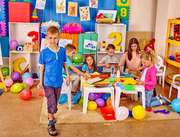 Группа детей в интерьере дошкольного учреждения — стоковое фото