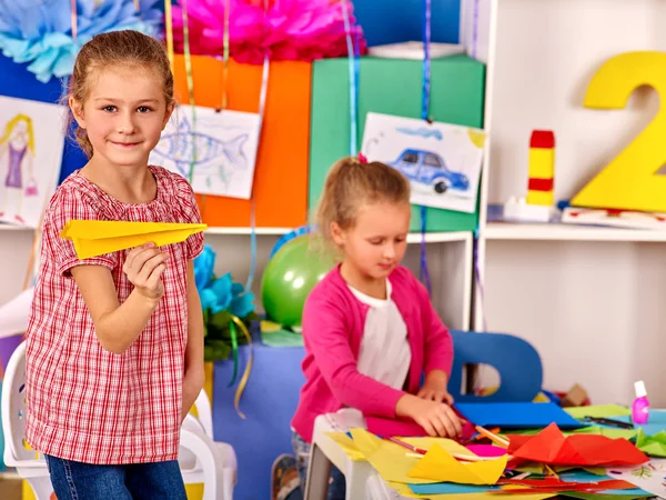 Kinder basteln im Kindergarten Origami-Flieger . — Stockfoto