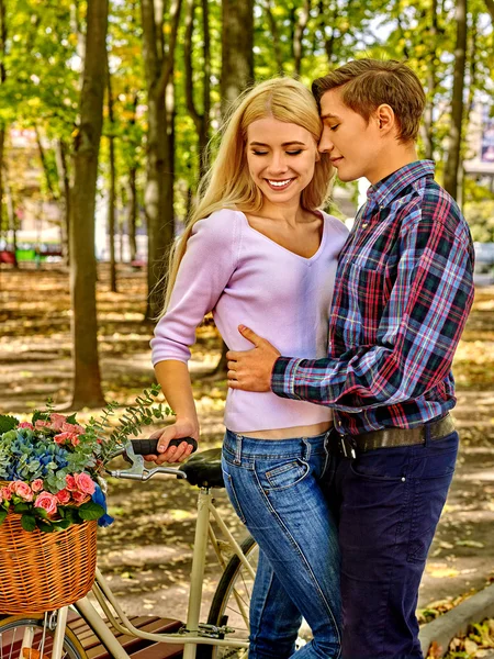 Pareja con bicicleta retro en el parque — Foto de Stock